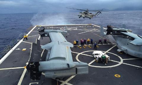 Trực thăng vận tải MV-22 Osprey trên tàu đổ bộ M
