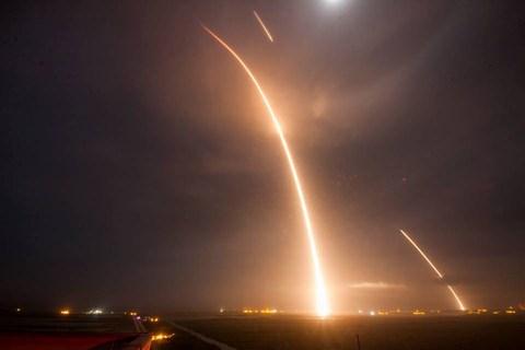 
Vệt sáng tạo ra bởi tên lửa Falcon 9 phóng đi rồi quay lại mặt đất thành công - Ảnh: Space X 
