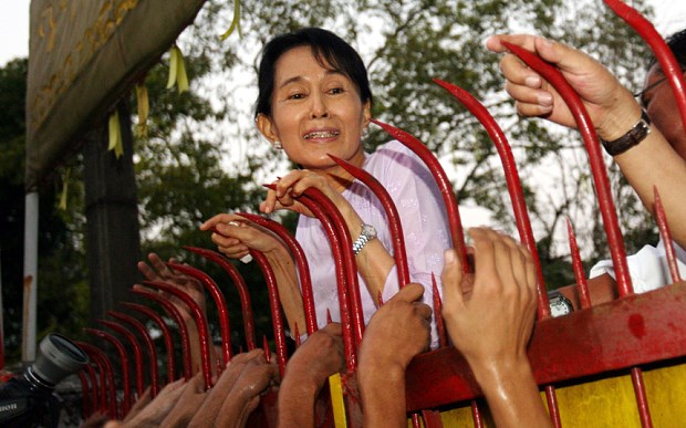 
Ba Aung San Suu Kyi tại nhà riêng sau khi chính phủ Myanmar trả tự do cho bà vào năm 2010.
