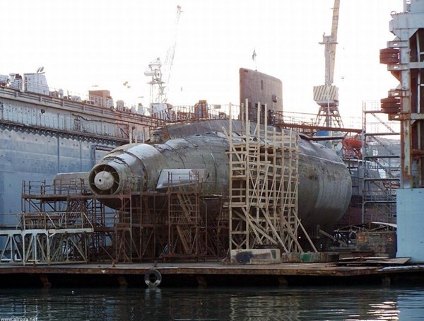 Lượng choán nước của tàu ngầm Alrosa là 3950 tấn, vận tốc khoảng 17 hải lý, tầm hoạt động  khoảng 400 dặm dưới mặt nước và 6000 dặm trên mặt nước. Tàu được trang bị ngư lôi và mìn. Ê-kíp tàu gồm 52 người.