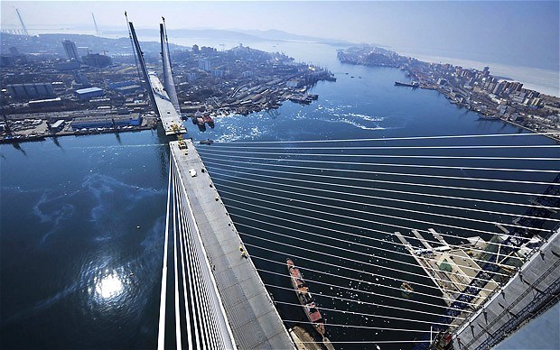 Cây cầu bắc qua Vịnh Sừng vàng ở trung tâm&nbsp;Vladivostok.