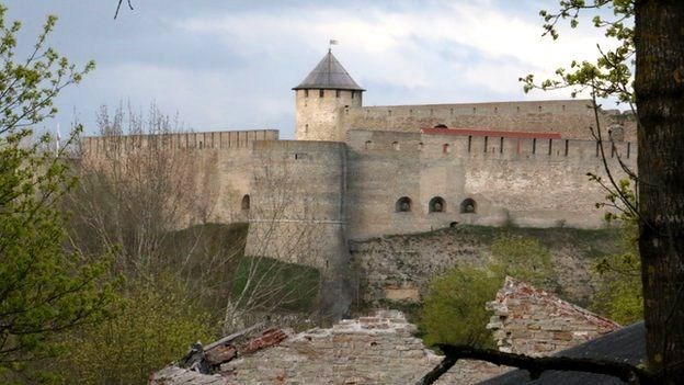 Pháo đài Ivangorod nhìn từ phía Estonia.
