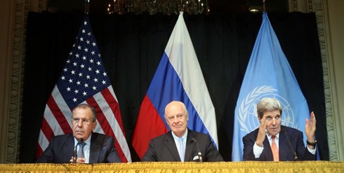 
Ngoại trưởng Nga Lavrov (trái), đặc phái viên về Syria của LHQ Staffan de Mistura và Ngoại trưởng Mỹ John Kerry tại cuộc họp báo sau hội nghị về Syria tại Vienna, Áo ngày 30/10 vừa qua. Ảnh: AP
