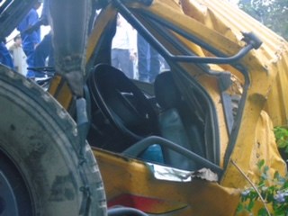 
Cabin xe tải bị biến dạng nghiêm trọng rất may tài xế chỉ bị thương nhẹ

