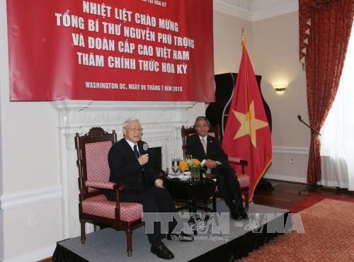 Tổng Bí thư Nguyễn Phú Trọng gặp gỡ và nói chuyện với cán bộ, nhân viên Đại sứ quán Việt Nam. Ảnh : Trí Dũng – TTXVN