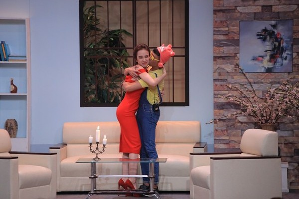 
Trong vai đứa con bị khuyết tật, Trấn Thành mặc sức ôm hôn Angela Phương Trinh.
