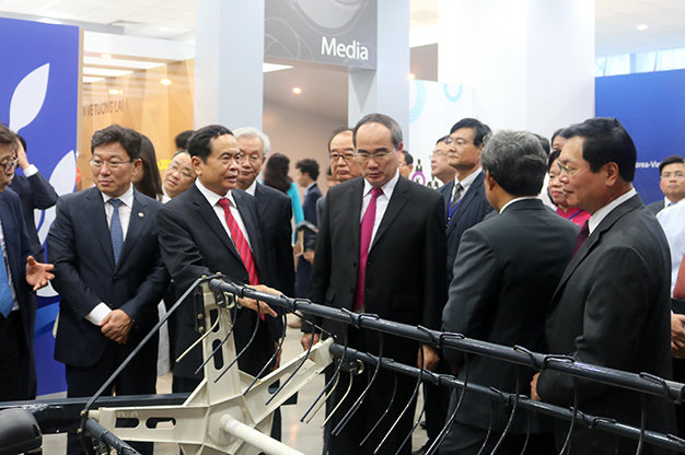 
Ông Nguyễn Thiện Nhân, chủ tịch Ủy ban trung ương MTTQ Việt Nam, cùng các đại biểu tham quan KVIP - Ảnh: Lê Dân
