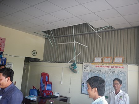 
​Kính và trần nhà của công ty Phú Thái Cần Thơ, chí nhánh Sa đéc nằm cách hiện trường khoảng 800 mét bị hư hỏng​.
