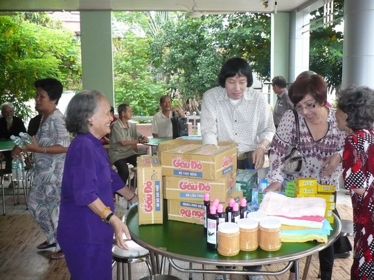 NSƯT Minh Vương, NSND Lệ Thủy mang quà đến thăm Khu dưỡng lão nghệ sĩ TPHCM.  