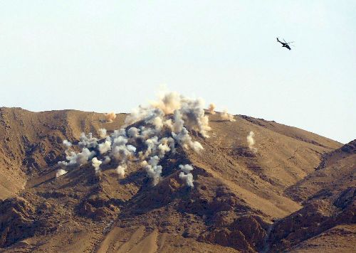 
Các binh sĩ Syria đang tiến hành chiến dịch tấn công trên mặt đất với sự hỗ trợ từ trên không của máy bay và trực thăng Lực lượng Không quân Nga. Trong ảnh: Trực thăng tấn công Mi-24 Nga oanh kích phiến quân tại khu vực ngoại ô Palmyra.
