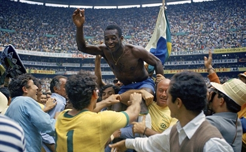 Pele ăn mừng vô địch World Cup trong những vòng tay Brazil