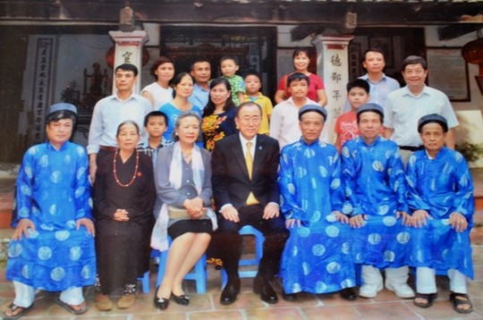 
Ông Ban Ki-moon, phu nhân và những người trong đoàn chụp ảnh lưu niệm cùng những người trong dòng họ Phan Huy trước nhà thờ Phan Huy ở Sài Sơn
