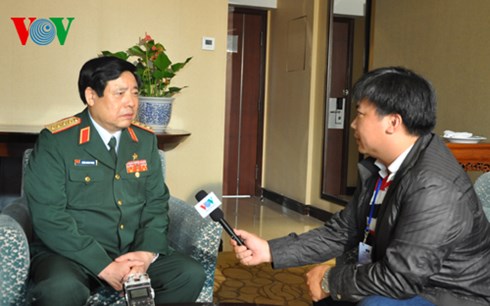 Phóng viên VOV phỏng vấn Bộ trưởng Phùng Quang Thanh.