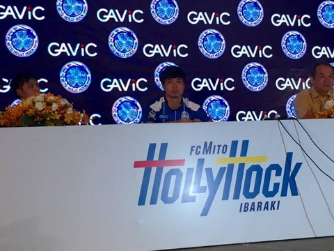 Sau lễ ra mắt chiều 23/12 tại TP.HCM, tiền đạo Công Phượng đã trở thành người của CLB Mito Hollyhock, bản hợp đồng cho mượn có thời hạn 1 năm.
