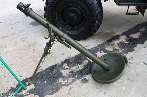 
Trong ảnh là súng cối 2B14 Podnos được thiết kế trang bị cho các đơn vị bộ binh nhẹ, sản xuất từ đầu những năm 1980.

Hiện nó được sử dụng chủ yếu bởi Nga và số lượng nhỏ được xuất cho Malaysia. 2B14 nặng 41,88 kg, kíp pháo thủ 4 người, bắn đạn cỡ 82 mm nổ mạnh nặng 3,14 kg, tốc độ bắn 24 - 30 phát/phút với tầm bắn 800 m tới 4,27 km.
