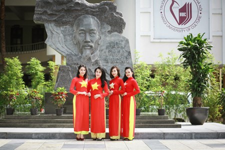 Nu sinh mac ao dai co do sao vang chup anh ky yeu