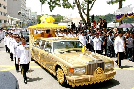 Chiếc Rolls-Royce dát vàng 24 carat giá 14 triệu USD của quốc vương Brunei