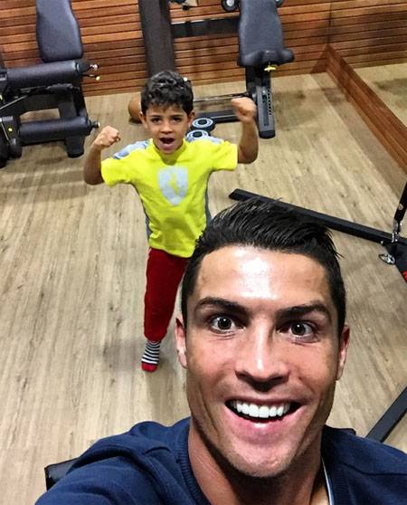Vì muốn hướng quý tử theo nghiệp thể thao, nên Ronaldo thường xuyên dẫn con trai đến phòng tập gym. Mới 5 tuổi nhưng cậu bé Ronaldo Jr rất hào hứng tham gia tập luyện cùng ông bố điển trai. 