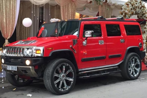 Tiếp theo là chiếc xe Hummer H2 đỏ rực với bộ vành khủng khó lòng lẫn được trong đám đông.