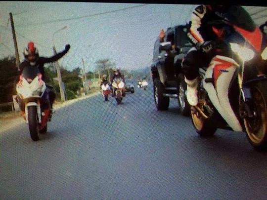 Hình ảnh anh Sứ đăng tải trên facebook cho biết đây là hình ảnh mà đoàn mô tô của anh đã xin phép vượt qua đoàn mô tô Tân Bình và anh Vinh đã ra hiệu chấp nhận