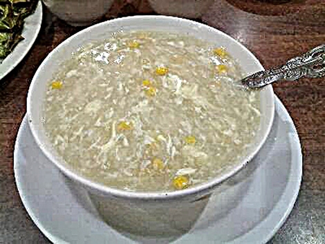 Chén súp với những mẩu thịt bé tí, vụn nát nhưng cũng được gọi là súp cua.