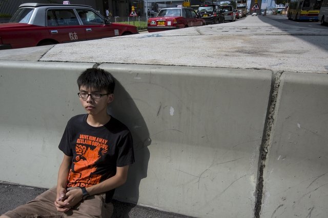 Joshua Wong ngồi gần con đường đến tòa nhà chính phủ ở quận Admiralty, Hong Kong, ngày 18-9-2015 - Ảnh: Reuters