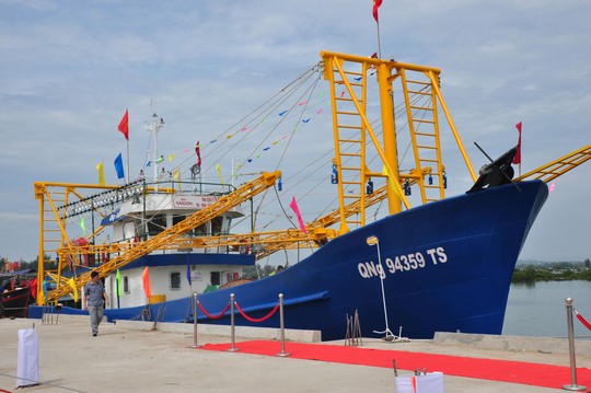 Đôi tàu cá vỏ thép hiện đại được bàn giao cho ngư dân tỉnh Quảng Ngãi sáng 20-5