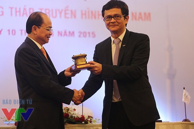 Tổng Giám đốc Trần Bình Minh tặng quà lưu niệm cho ông Lại Văn Đạo -