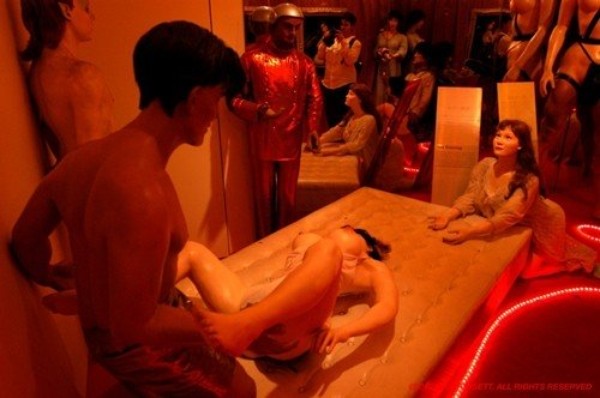 
Bảo tàng sex Hihokan, Nhật Bản. Mặc dù Nhật Bản được coi là đất nước của chuẩn mực và nguyên tắc nhưng những vấn đề liên quan đến sex của đất nước này lại khá... thoáng. Đó là lý do vì sao các bảo tàng sex nước này rất được công chúng chào đón. Các bảo tàng sex ở Nhật có tên Hihokan, tức là Ngôi nhà của kho báu bí mật.
