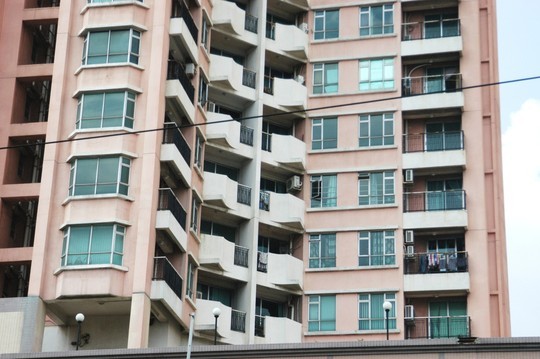 Hơn 640 căn hộ của 3 tòa nhà nhưng chỉ có chưa đến 20 hộ dân sinh sống.