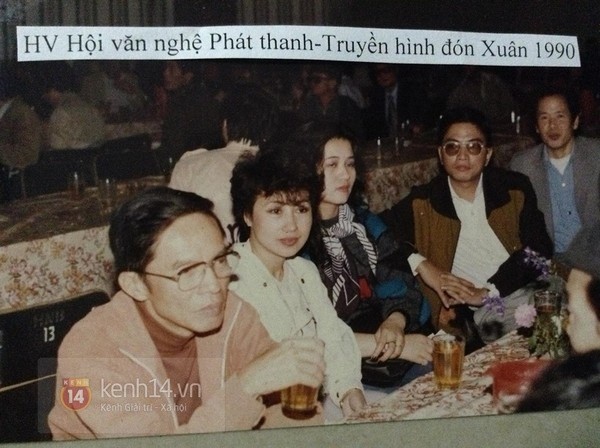 Kim Tiến (thứ 2 từ trái qua phải) cùng các đồng nghiệp ở Hội văn nghệ Phát thanh - Truyền hình - (Ảnh: NVCC).