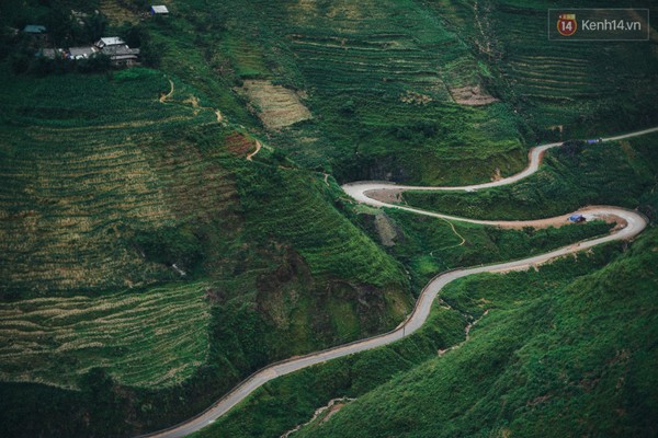 
Những cung đường đổ dốc vòng vèo như dải lụa lượn sóng mềm mại ở Hà Giang.
