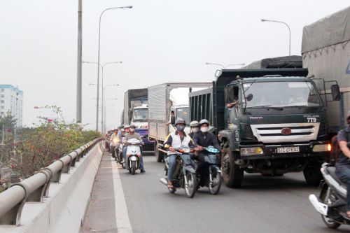 Tử nạn dưới bánh xe container trên cầu vượt An Sương