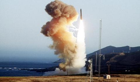 
Tên lửa đạn đạo liên lục địa Minuteman-3 của Mỹ rời bệ phóng
