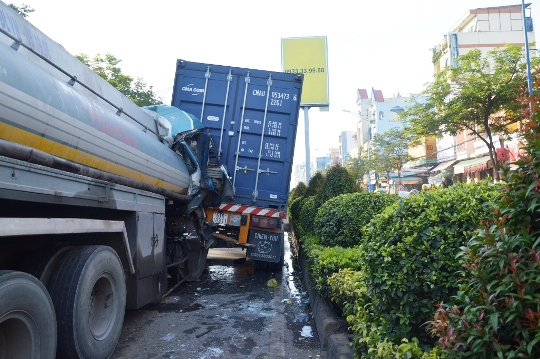 Chiếc xe đầu kéo dừng trên làn ô tô, sát dải phân cách với làn đường xe máy