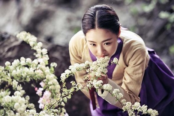  Yoon Seo Hwa (Lee Yeon Hee) - nhân vật trong Gu Family Book vốn là tiểu thư khuê các nhưng sau khi gia đình bị hãm hại, cô bị ép phải trở thành kỹ nữ.