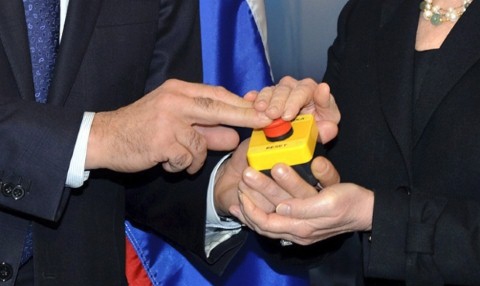 Bà Hillary Clinton và Bộ trưởng Ngoại giao Nga Sergei Lavrov cầm trên tay chiếc nút bấm &quot;tái khởi động&quot;