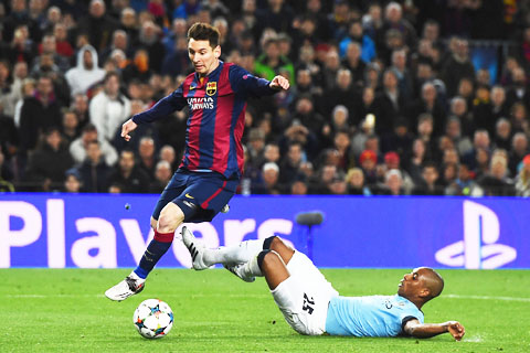 Messi nhiều lần khiến Fernandinho ngửi khói