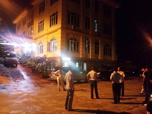 
Lực lượng cảnh sát của Bộ Công an đang khám xét, bắt giữ bên trong trụ sở Công ty TNHH Đại An vào tối 13-8-2014
