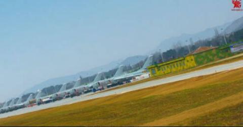Bức ảnh chụp hàng chục chiếc H-6K tại một sân bay bí mật