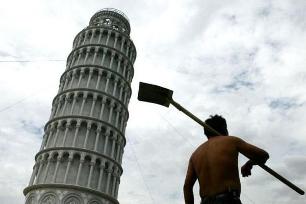 Tháp nghiêng Pisa là một tòa tháp chuông tại thành phố Pisa được xây dựng năm 1173 và nó được Trung Quốc &quot;cosplay&quot; cách đây không lâu. Chỉ có điều, tháp nghiêng Pisa của Trung Quốc phải có 4 dây kéo để giữ độ nghiêng cho tháp. &nbsp;