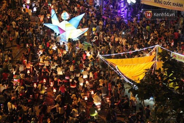 
Hàng nghìn người đã tập trung xem lễ rước các mô hình đèn trung thu tại thành phố Tuyên Quang
