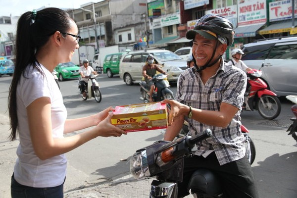 Mai Nguyễn Hưng đi giao hàng sau một buổi tập - Ảnh: T.P.