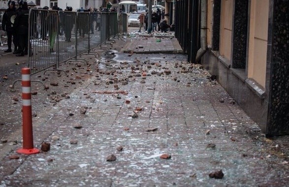 Gạch đá được ném như mưa về phía sứ quán Thổ Nhĩ Kỳ (Nguồn: Twitter)