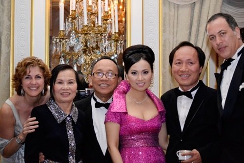 Chính Chu và vợ ông - ca sĩ Hà Phương trong một buổi tiệc.