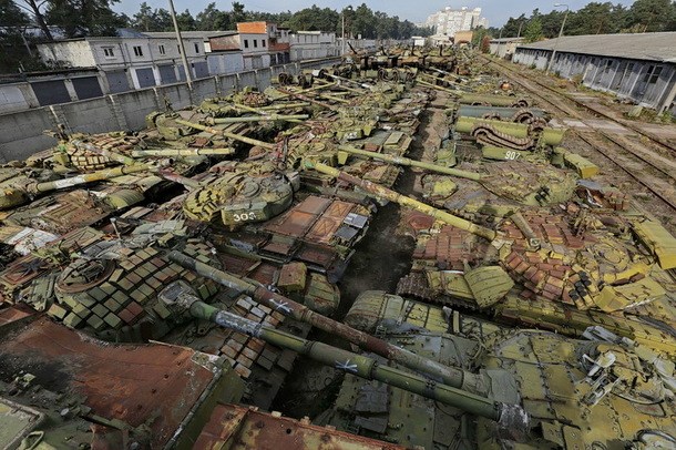 
Hàng chục chiếc xe tăng T-64 bị bỏ hoang ngoài trời tại Nhà máy xe bọc thép Kiev
