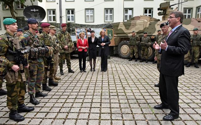 Bộ trưởng Quốc phòng Mỹ Ashton Carter nói chuyện với Lực lượng Phản ứng nhanh NATO tại Đức hôm 22/6/2015.