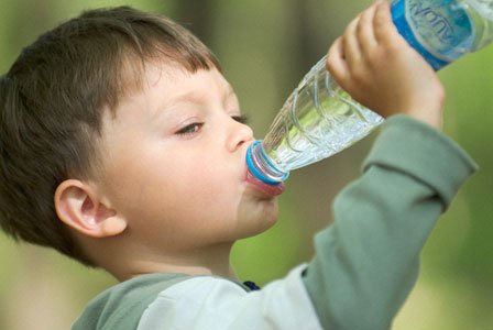 
​ Có thể những chai đựng nước sử dụng lại nhiều lần không đảm bảo an toàn cho sức khỏe người dùng. 

