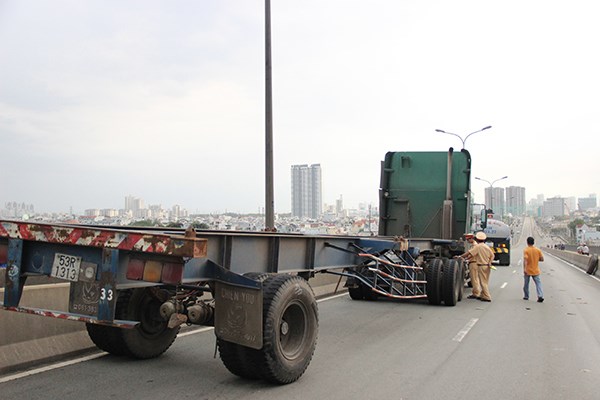 va cham tren cau phu my tai xe tranh thu ngu trua