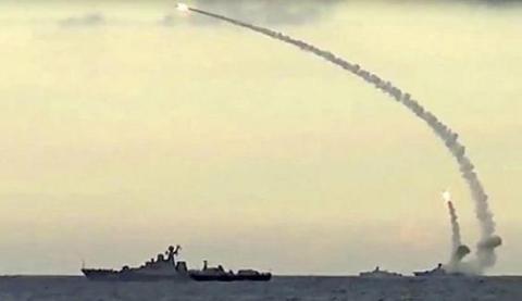 
Tàu chiến Nga phóng tên lửa Kalibr vào các mục tiêu của tổ chức khủng bố Nhà nước Hồi giáo IS từ biển Caspian ngày 7/10
